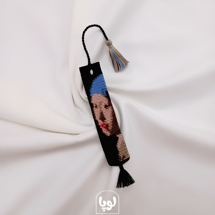 بوکمارک دستبافت دختری با گوشواره مروارید